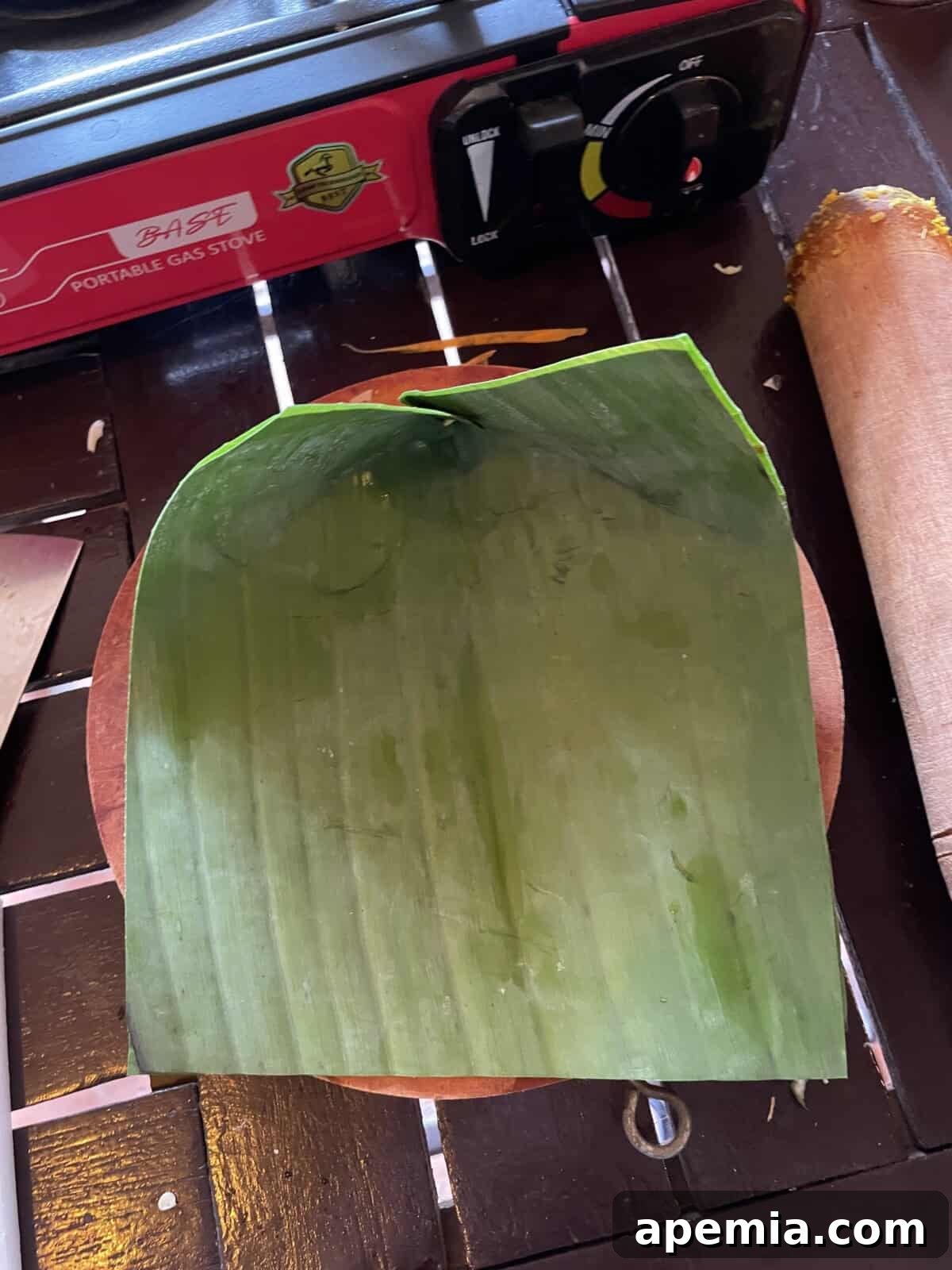 overhead process shot: adding four corners to the banana leaf