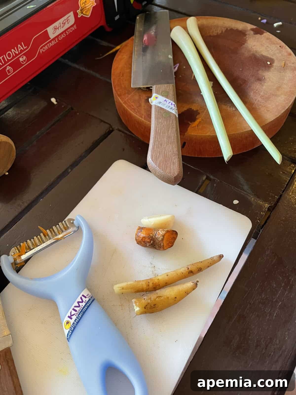 overhead process shot: peeling the finger root, turmeric, and garlic